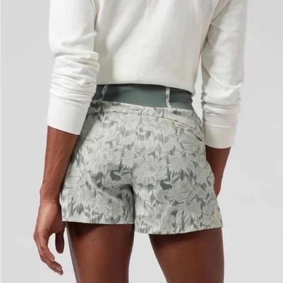 Athleta Trekkie North White/Green Floral Shorts Women’s Size 20 NWT $69 - Picture 2 of 3